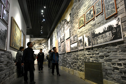 同学们在参观中