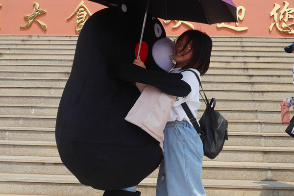 同学们与“熊本熊”拥抱